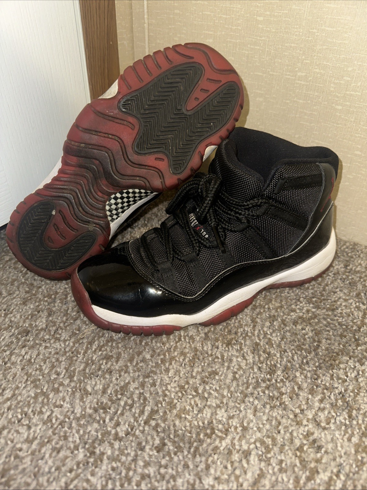 Jordan 11 Retro Bred 2019 GS Size 5.5Y Pre-Owned 378038-061 Black Red Fast Ship