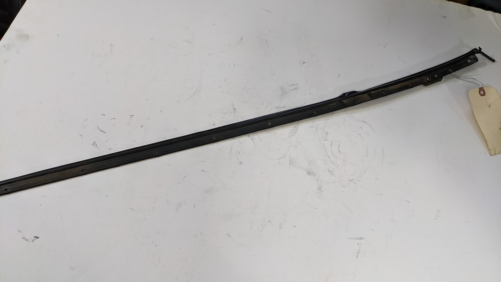 FERRARI 308 GTSi PART RIGHT DOOR OUTER SEAL WINDOW WIPER 16327310