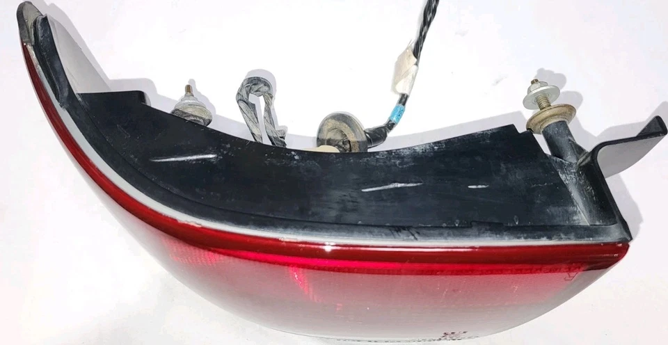 LUZ TRASEIRA DIREITA DO PASSAGEIRO CADILLAC SEVILLE 1999 2000 2001 2002 2003 2004 - Imagem 4 de 4