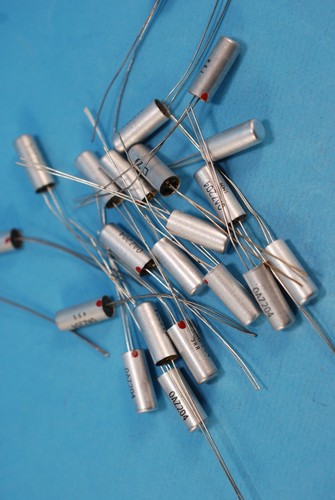 22 Pieces OAZ204 NOS Silicon Zener Diodes 6.8V - Picture 3 of 4