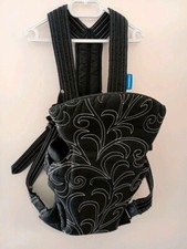 Blickfang: Coole Babytrage Domaro schwarz weiß bestickt