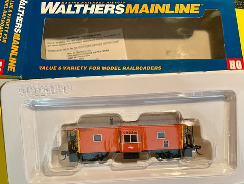 Walthers Mainline HO RTR 910-8667 MILWAUKEE ROAD BAY WINDOW CABOOSE MILW 992216 - Picture 2 of 8