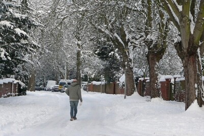 Photo 6x4 Easier to walk Reading Thursday morning, after heavy snowfall o c2010