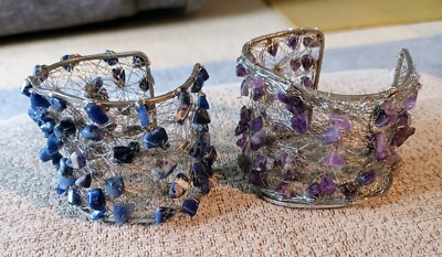 Paar handgefertigte Netz Draht Wickel Armreifen mit Amethyst und Lapislazuli Chips