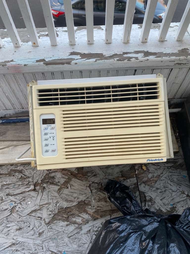 Friedrich - 5.000 BTU - 115V - 60Hz - White