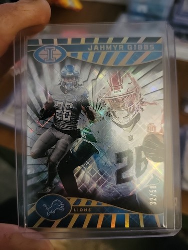 2024 Panini Illusions Football Jahmyr Gibbs Diamond Trophy 32/50 - Picture 1 of 2