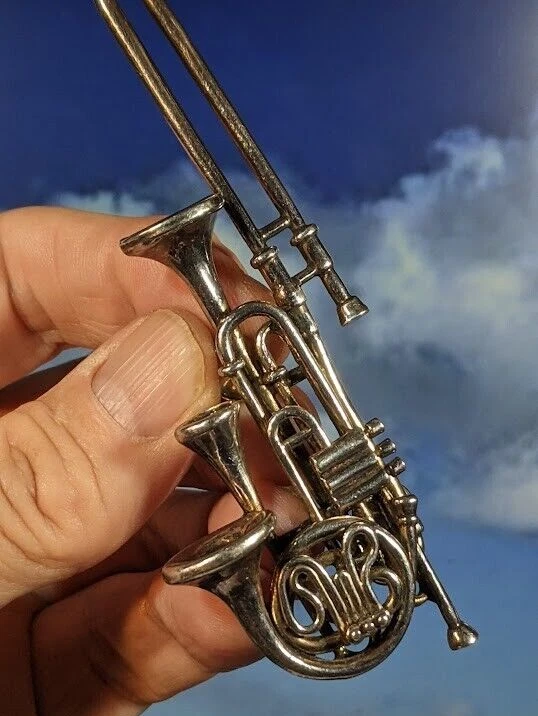 Broche prendedor instrumento de latón trompeta fantasía plata peltre vintage 102 mm en caja de regalo Foto 3 de 4