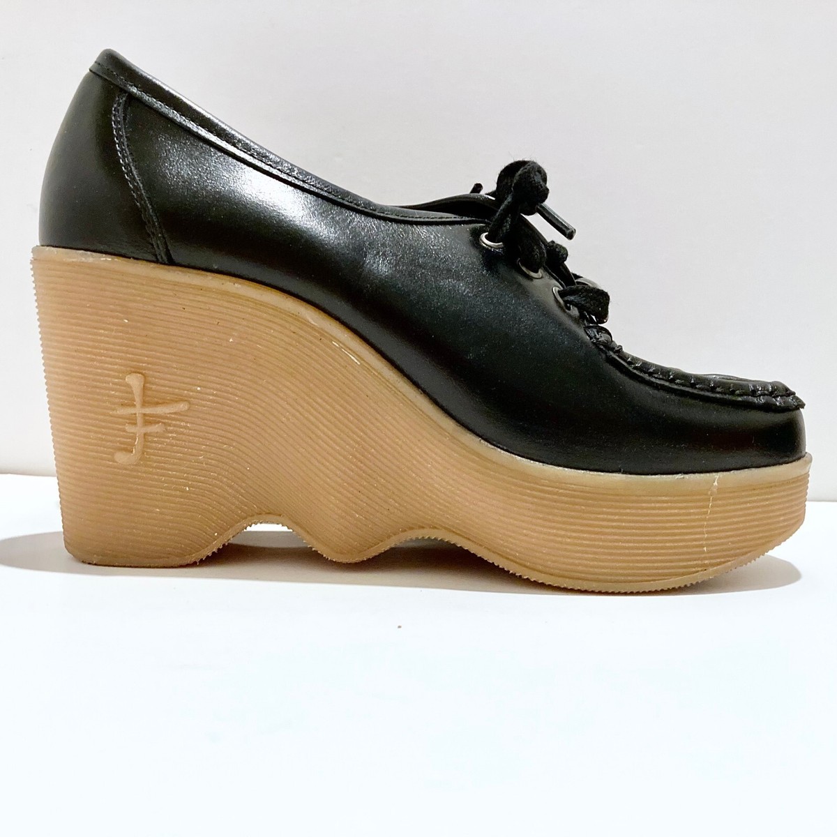 FAMOLARE 70s Vibes Square Up HI THERE Wavy Sole Platform Wedge