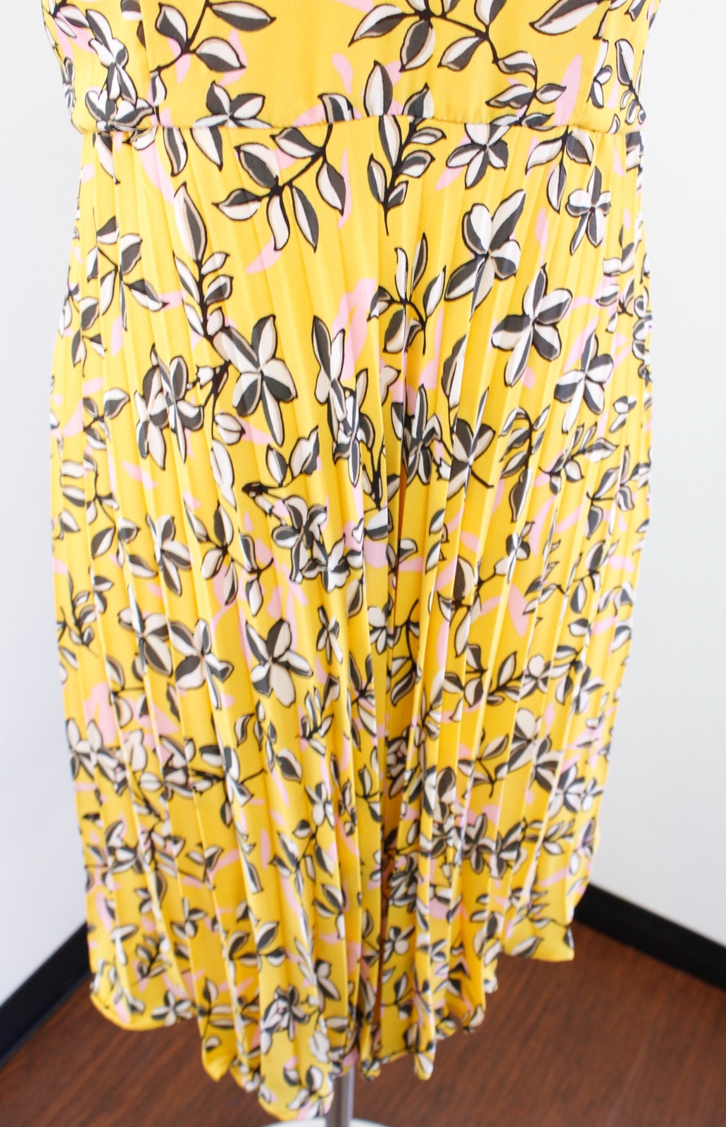 NWT Banana Republic Yellow Floral Print Pleated Dress Size 6 Sleeveless