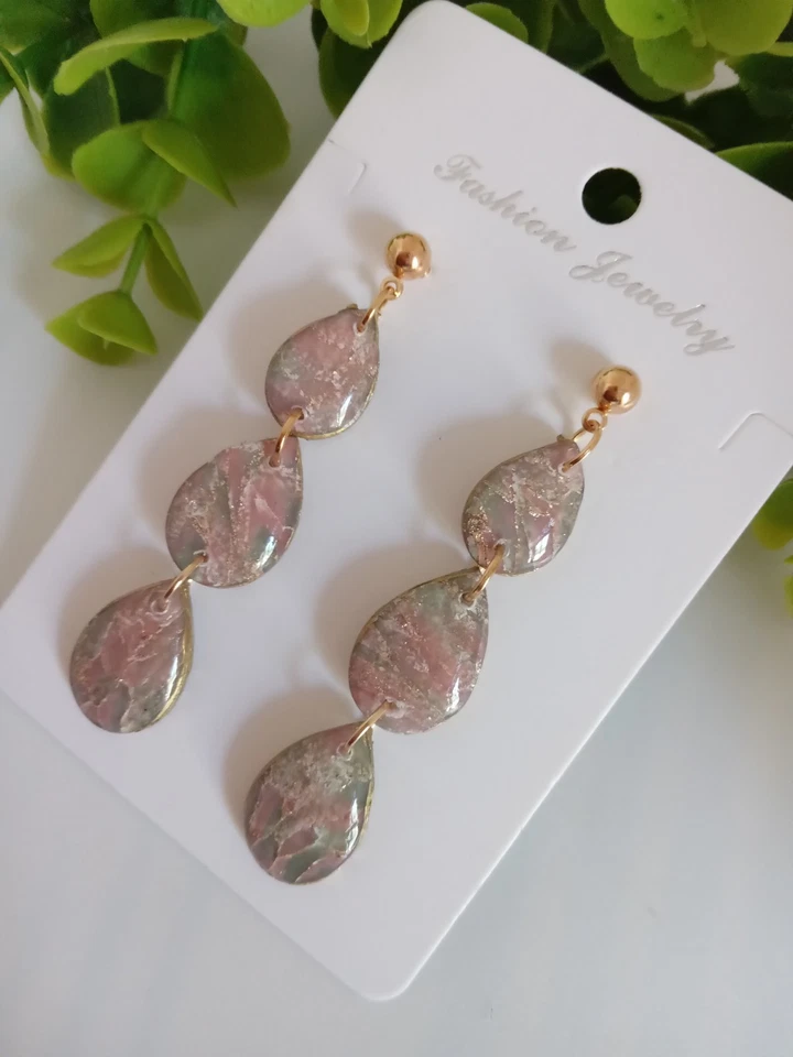 Pendientes de lágrima hechos a mano | Pendientes colgantes ligeros de arcilla polimérica para mujer Foto 4 de 4