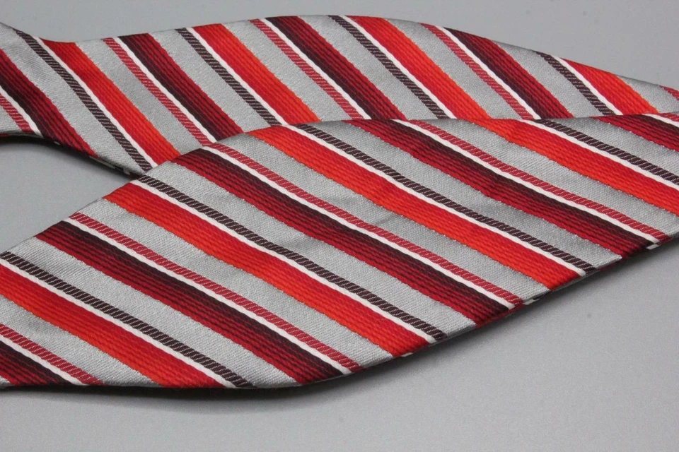 Pajarita de seda ajustable J FERRAR. Rayas rojas y plateadas. Foto 2 de 3