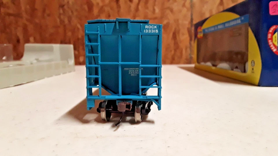 Athearn HO Scale 71699 Rock Island 3 Bay Covered Hopper 133315 (AA-293 - Image 2 of 4