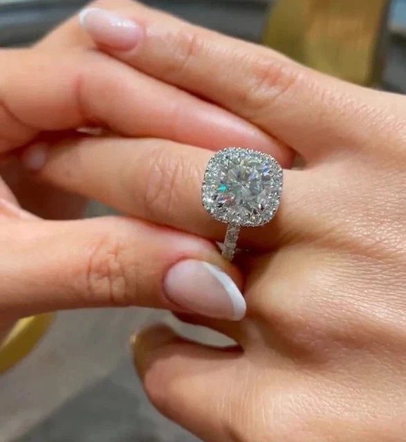 Anillo de compromiso con halo de diamantes creado en laboratorio de corte cojín de 3 quilates enchapado en oro blanco de 14 k Foto 4 de 4