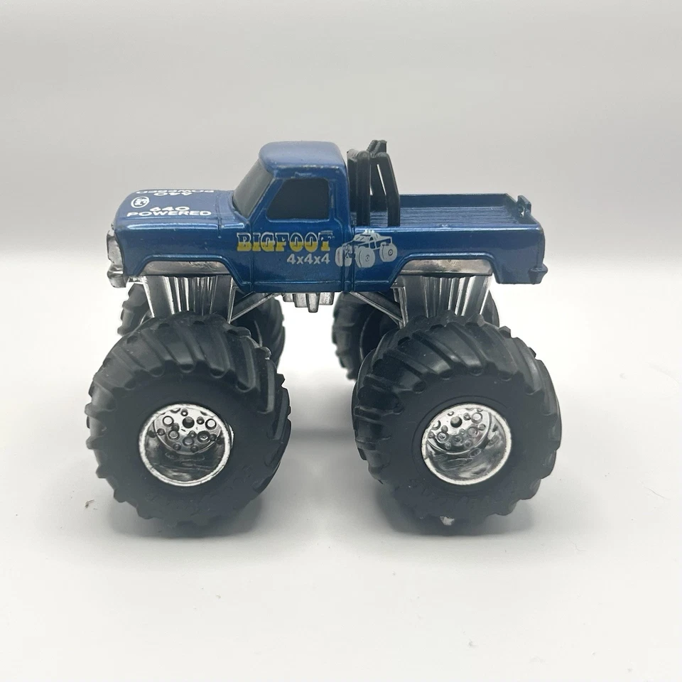 Monster Truck Ford Bigfoot 1985 Matchbox vintage 4x4x4 640 motorizado 1:64 Foto 2 de 4