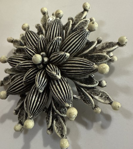 Vintage Florenza Three Dimensional white enamel Flower Mid Century Modern Brooch - Picture 2 of 4