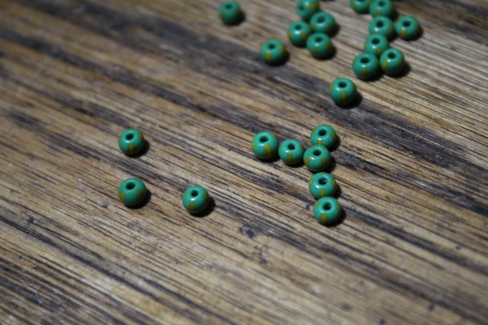 Cuentas de semillas checas verde opacas con rayas amarillas, 49 unidades Foto 4 de 4