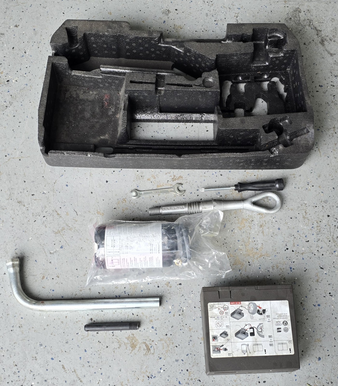  AUDI R8 SPARE TIRE TOOL JACK CARRIER KIT OEM 420864501E Frunk Compressor Air 