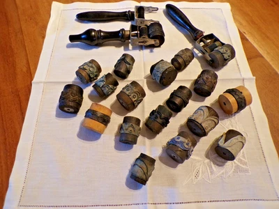 Lot d'anciens festonneurs et rouleaux de broderies divers - Photo 1/4