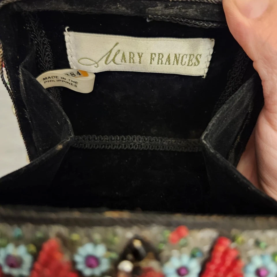 Bolso de hombro pequeño Mary Frances con cuentas adornado con flores Bolso sin asas con cadena Foto 4 de 4