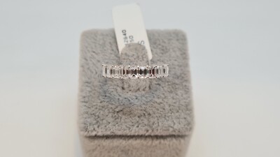 Ring aus 18 Karat Weißgold mit natürlichen Diamanten besetzt 