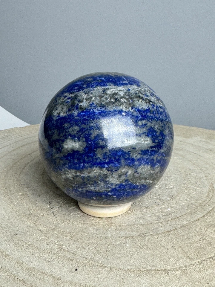 Fluoreszierende Lapislazuli Kugel –69 mm, 540 g mit Goldfarbigem Halter – - Bild 3 von 4