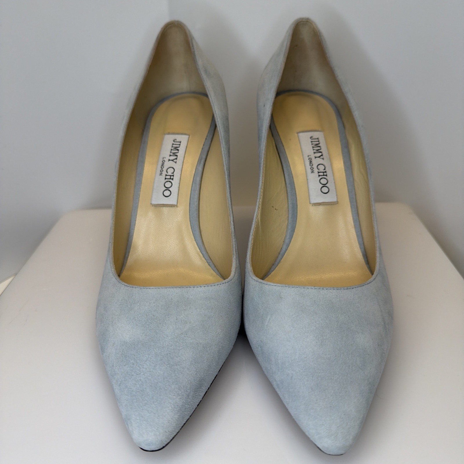 Jimmy Choo Romy 85 pumps in a light blue suede material. Große:40 A24