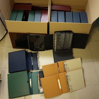 2 volle Kartons Zubehör Alben für Münzen o. Briefe verschiedener Hersteller