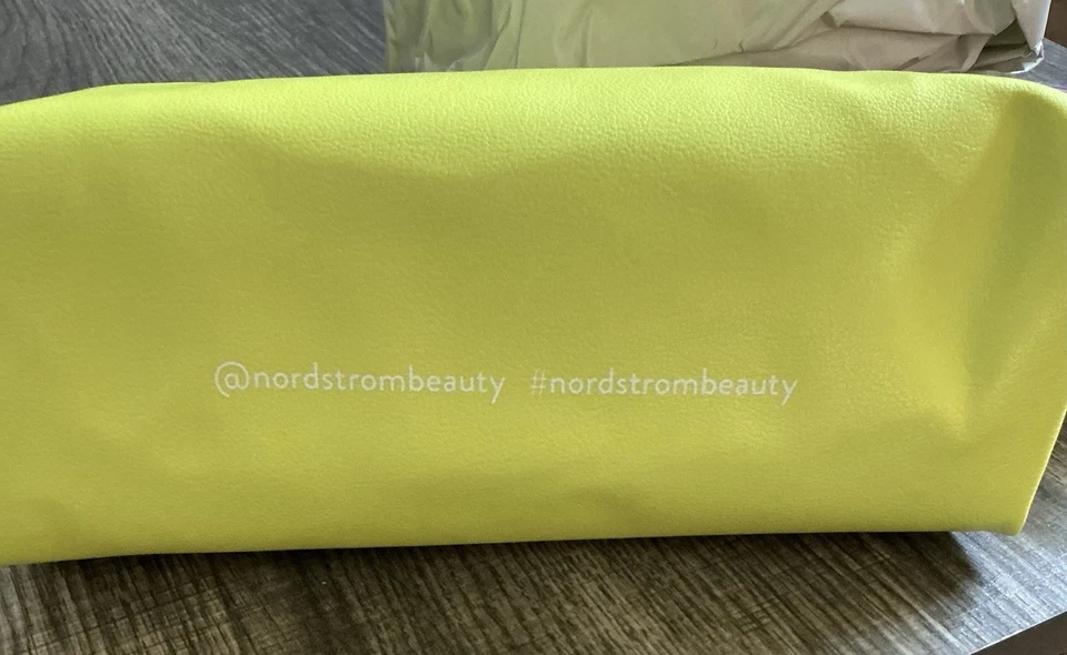 Bolso de belleza/cosméticos amarillo brillante Nordstrom con muestras YSL Lancôme JChoo  Foto 3 de 4