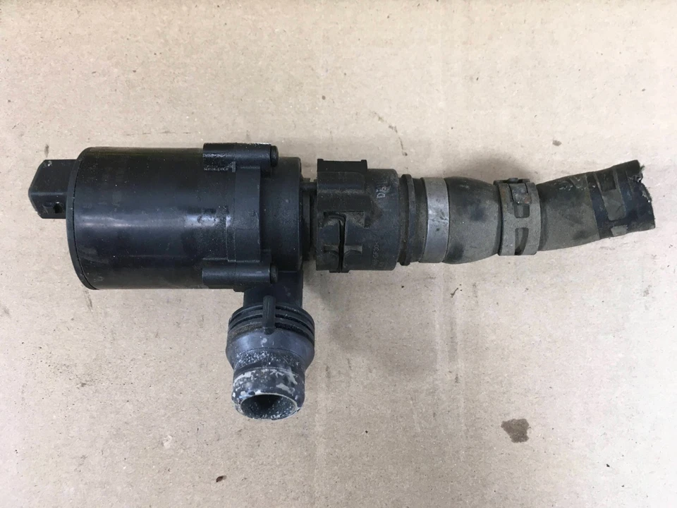 Land Rover Range Rover HSE 2003-2012 bomba de agua adicional 70207813 OEM. Foto 2 de 4