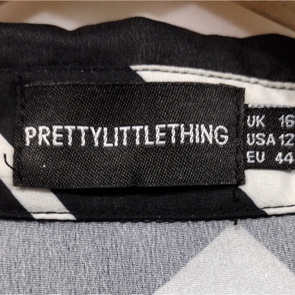 PrettyLittleThing Geometric Contracting Button Sh… - image 7