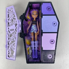 Monster High Skulltimate Secrets Series 2 Fearidescent Clawdeen Wolf And Locker