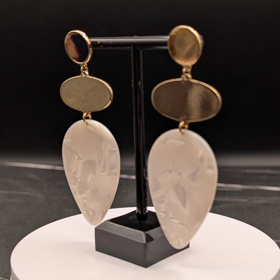 Pendientes llamativos tono dorado con gotas acrílicas granate ovaladas y lágrima esmerilada Foto 3 de 4