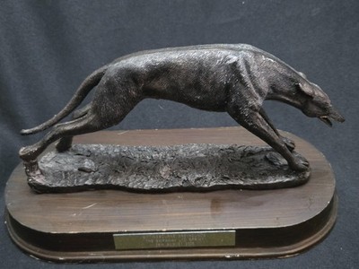 Windhund auf Holzsockel große Bronzeoptik Harz Skulptur 26 cm Bill Upshall