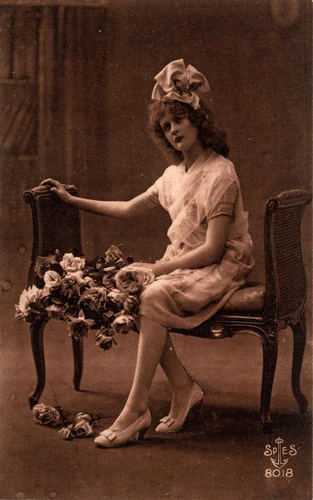 WOMEN'S POSTCARD