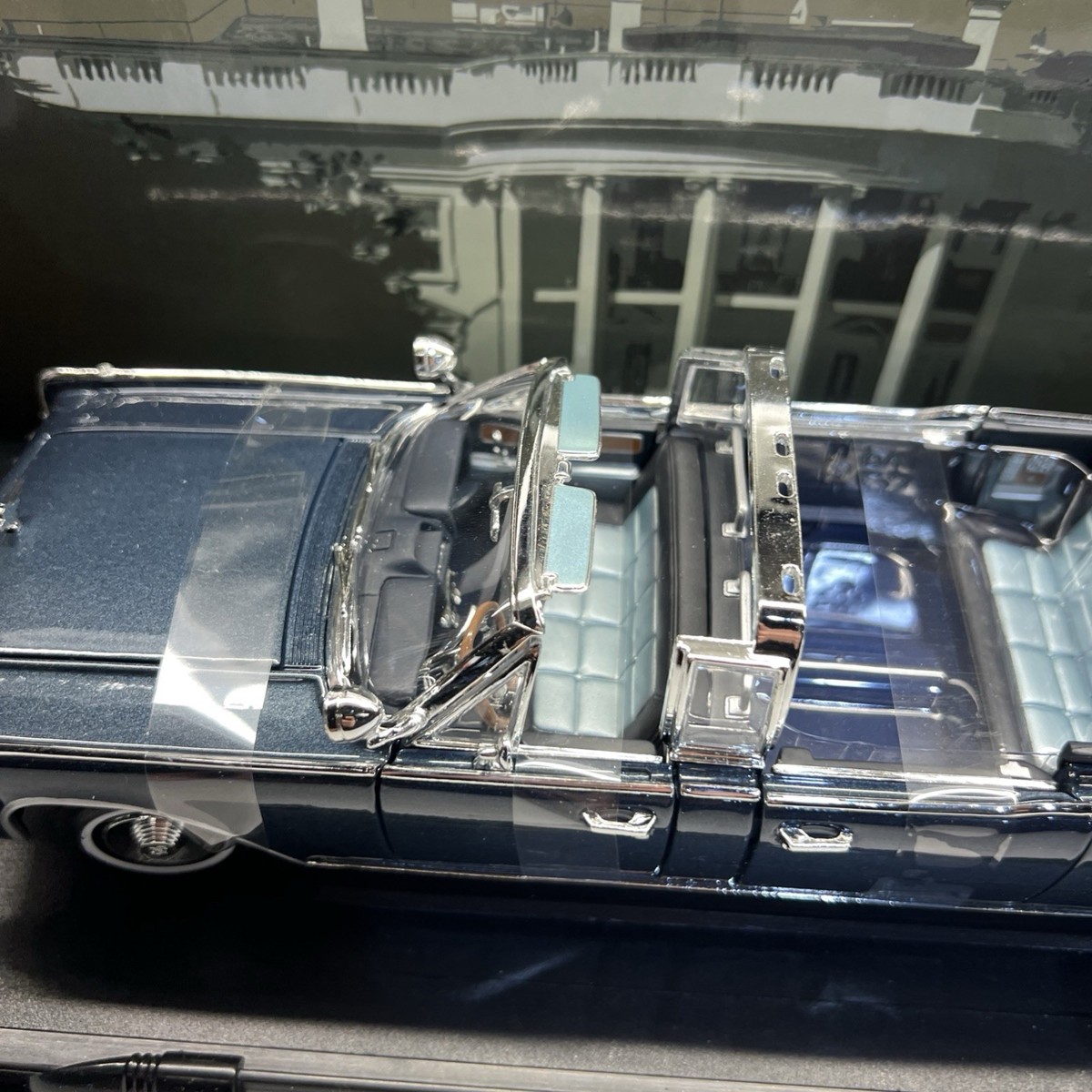 Road Signature Lincoln X-100 Kennedy Limousine 1:24 Car - Blue