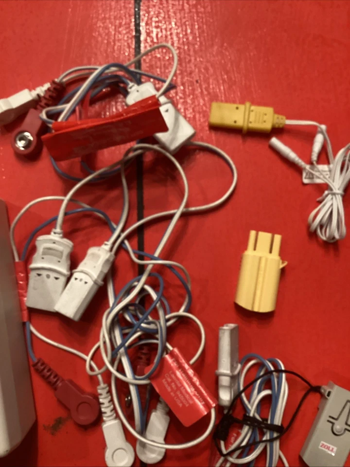 Módulo de entrenamiento Laerdal Q-CPR y cables surtidos Foto 4 de 4