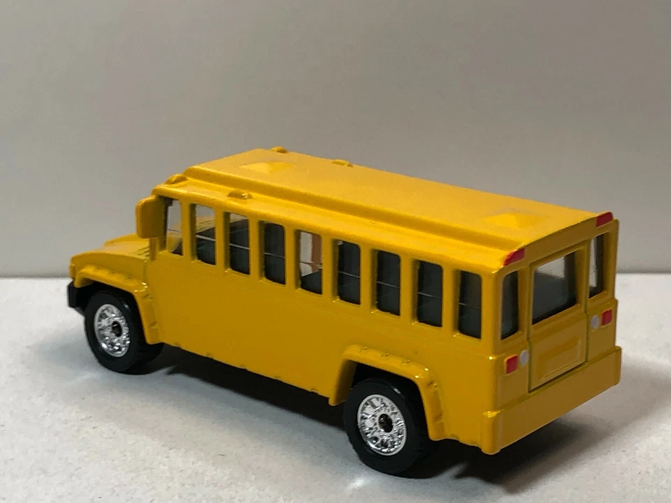 AUTOBÚS ESCOLAR MATCHBOX MB16 "HUMMER" AMARILLO LISO DISEÑO IMPRESIÓN TEMP NEUMÁTICO DE GOMA Foto 2 de 4