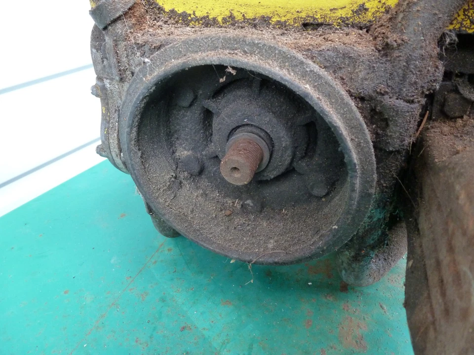 *Incautado para piezas* Cabezal eléctrico de motosierra McCulloch Motors 7-55 Two Man Old de colección Foto 3 de 4