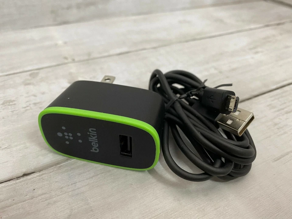 Cargador universal para el hogar Belkin con cable micro USB ChargeSync de 10 vatios / 2,1 amperios Foto 4 de 4