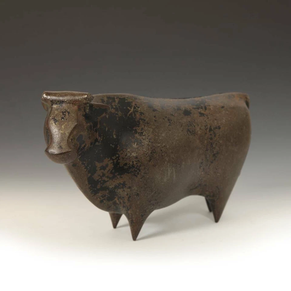 ESCULTURA JAPONESA DE HIERRO FUNDIDO VINTAGE VACA ARTE DECORATIVO JAPÓN SIGLO XX. Foto 2 de 4