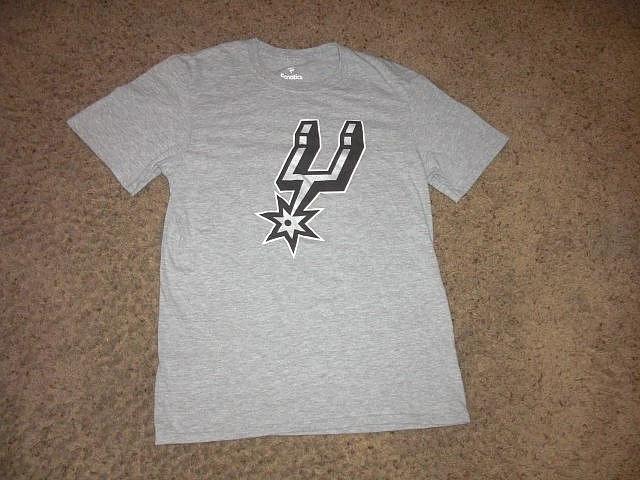 San Antonio Spurs VICTOR WEMBANYAMA Fanáticos Camisa Gris Hombre Pequeña Foto 2 de 3