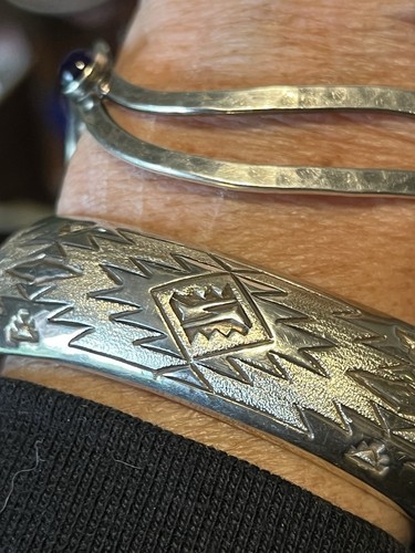 INDIANER MANSCHETTE ARMBAND SIGNIERT T Sterling 34,8 Gramm HANDARBEIT Vintage - Bild 3 von 18