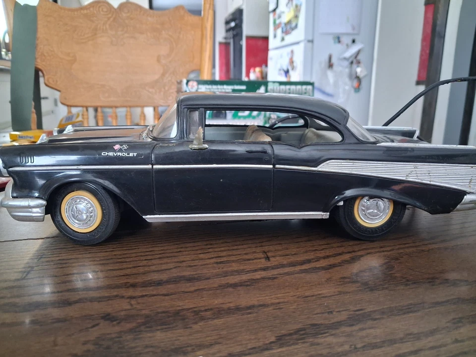 Coche de juguete a control remoto modelado a partir de un Chevrolet Bel Air 1957 con control remoto Foto 2 de 3