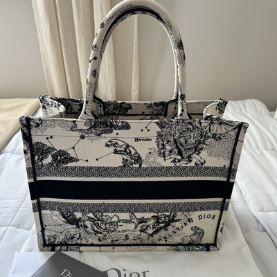 【希少・海外限定品】Dior★MEDIUM DIOR★トートバッグ★ Christian Dior Zodiac Embroidery Medium Dior Book Tote Bag