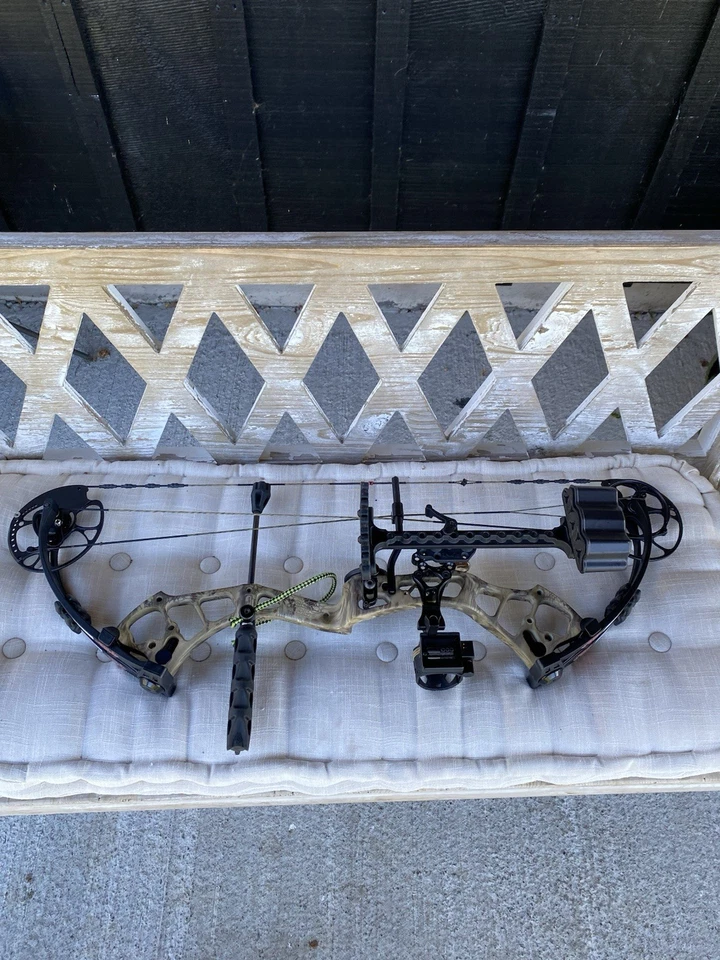 Arco compuesto PSE Brute Force Lite para diestros, 40-70 libras Peso de dibujo, 25-31" Foto 3 de 4