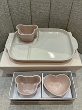 Le Creuset kamionkowy miś dla niemowląt mleczny różowy ramekin + 3 sekcje prostokątny talerz