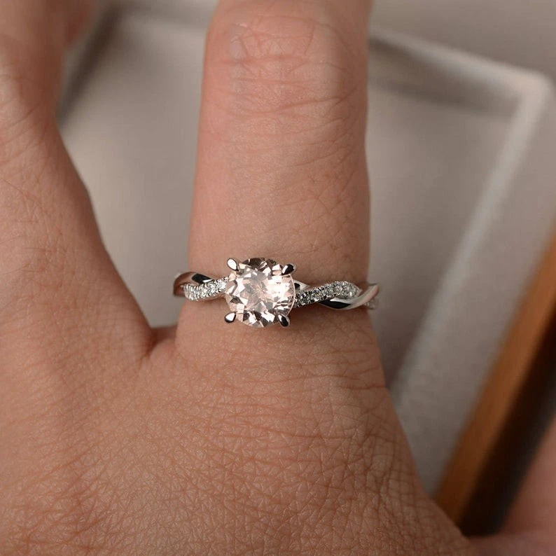 Alianza redonda de diamantes y morganita natural de 2,15 quilates de oro blanco de 14 quilates talla 7,5 Foto 4 de 4