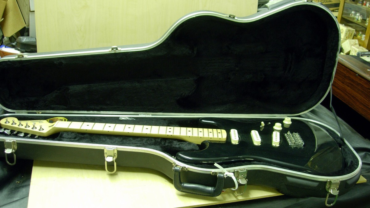 GUITAR & CASE - Fender Stratocaster (mexico) BLACK Direct