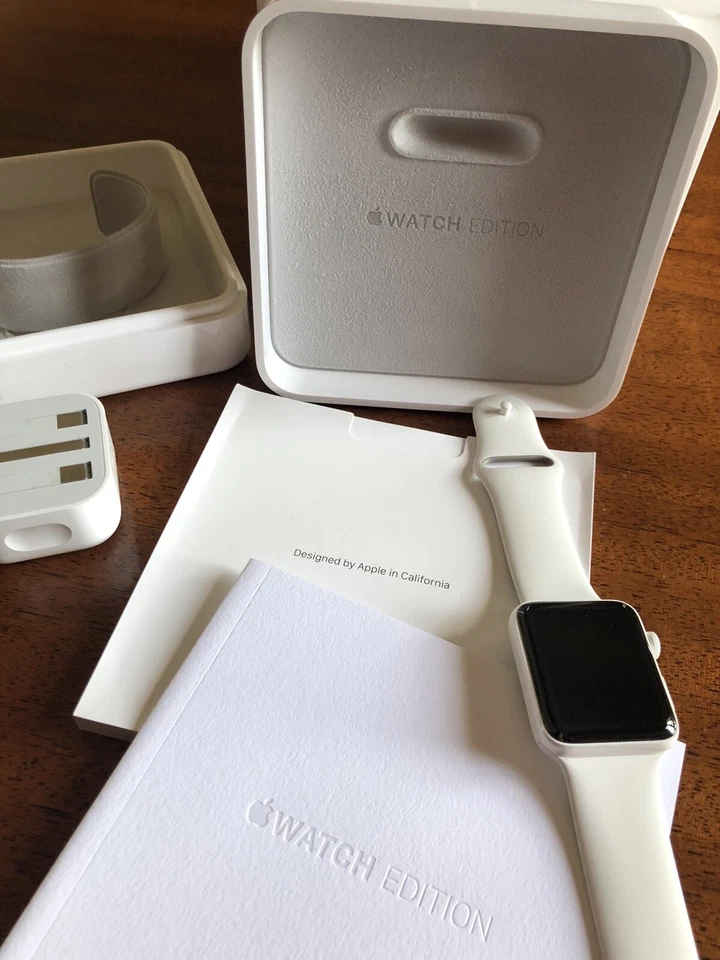 Apple Watch 42mm Series 3 Edition. White Ceramic. New, Open Box - Imagen 3 de 4