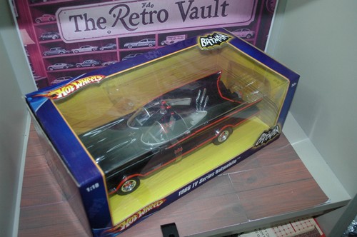 1/18 HOTWHEELS 1966 SERIE DE TV BATMOBILE Solo sacado de caja para fotos - Imagen 6 de 8